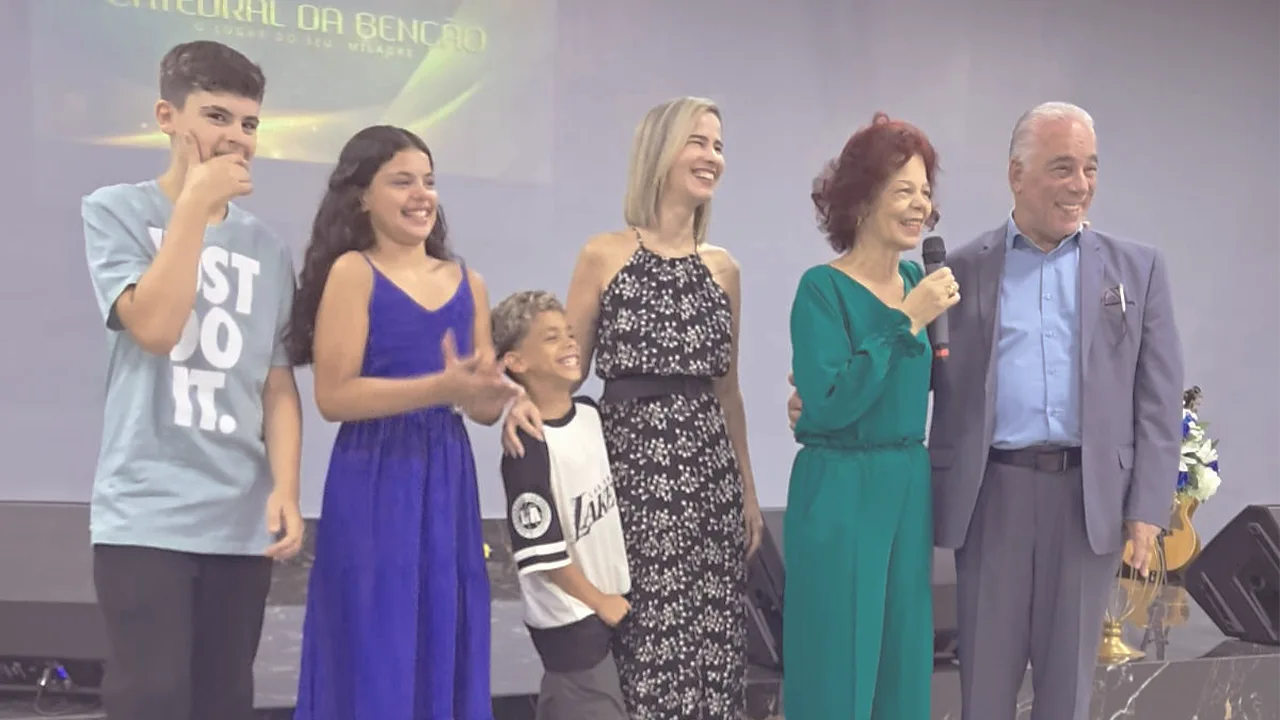 Famila do apóstolo renida para o culto de ação de graças